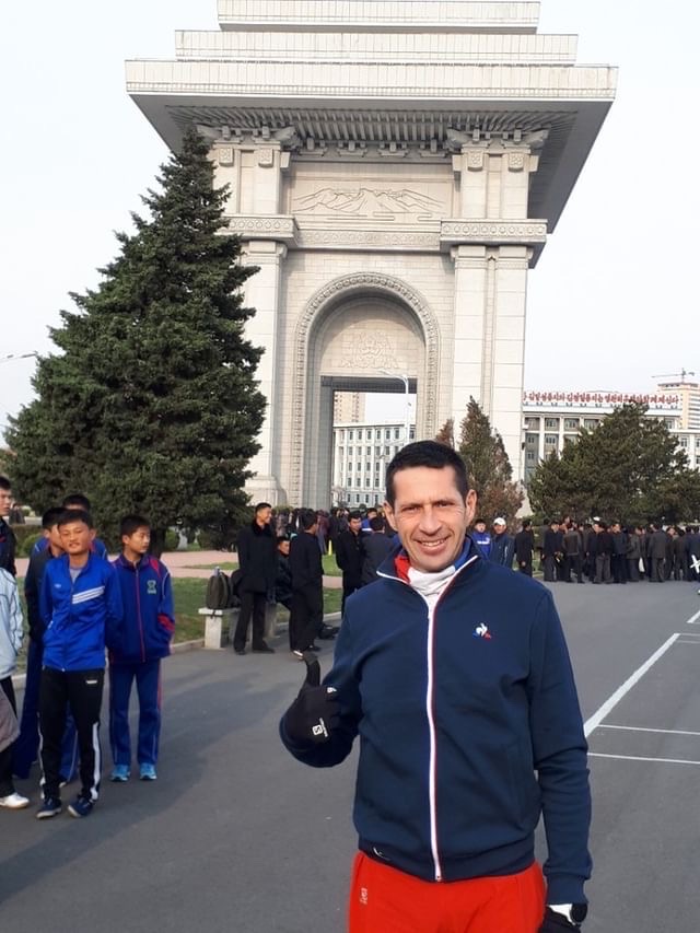 Philippe Richet dans les rues de Pyongyang après son marathon.