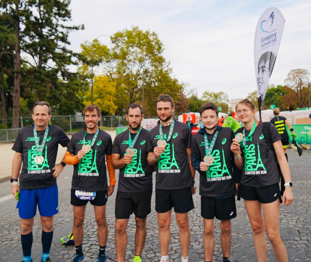 Alexandre et l'équipe qui l'entourait à l'occasion de son 1er Marathon de Paris, en octobre 2021.