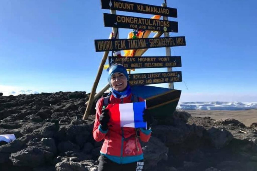 Vanessa Morales battant le record de l'ascension du Kilimandjaro