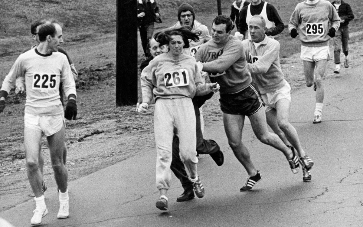 Kathrine Switzer aidée par Tom Miller et Arnie Briggs à rester en course sur le marathon de Boston 1967