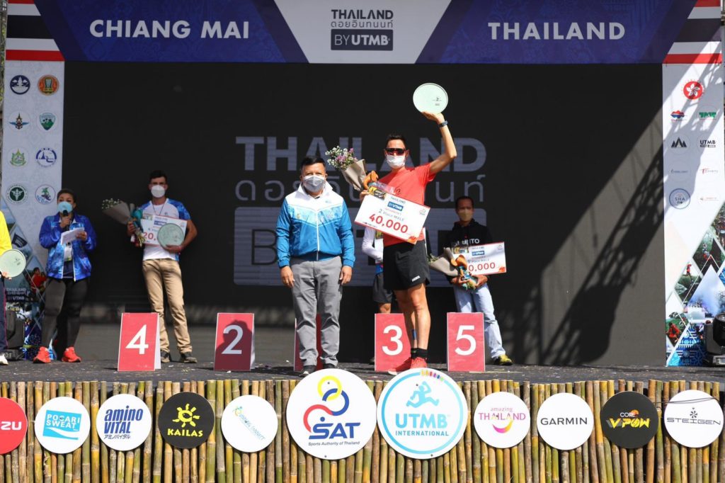 édric Goléa célébrant sa place sur le podium du Thaïland by UTMB